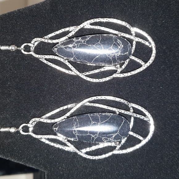 Artisan Tears black/ silver tone earrings Bundle and save 5 for 30 or 1 for 10 - Picture 2 of 2